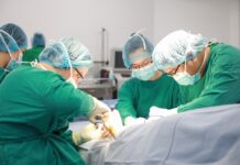 Phẫu thuật thành công cho em bé thừa 4 ngón tay, chân