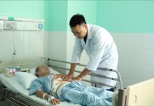 Lấy hàng trăm viên sỏi trong túi mật cho cụ ông 65 tuổi có nhiều bệnh nền